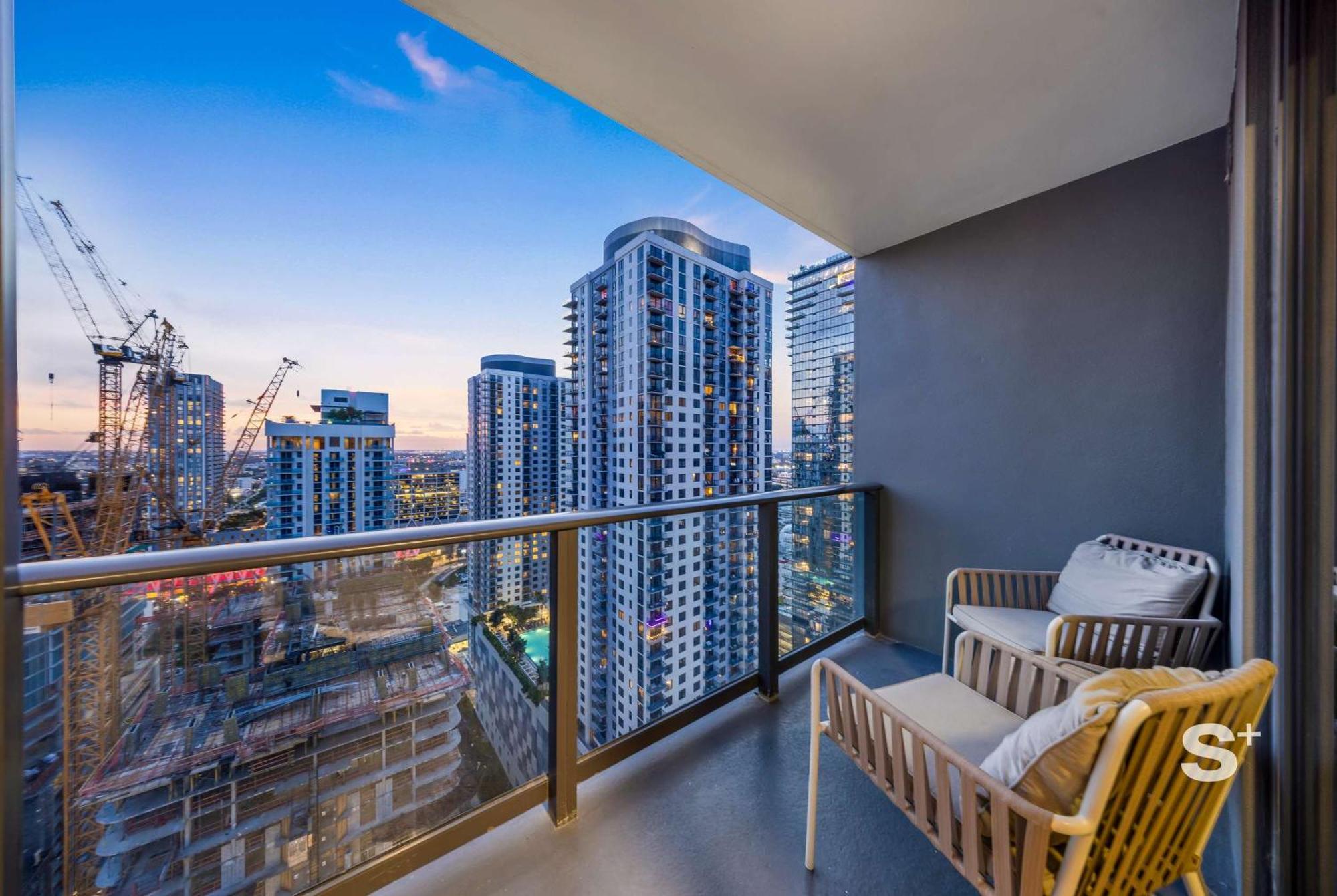 Stylish 2bd In Downtown With Stunning Skyline View Apartment