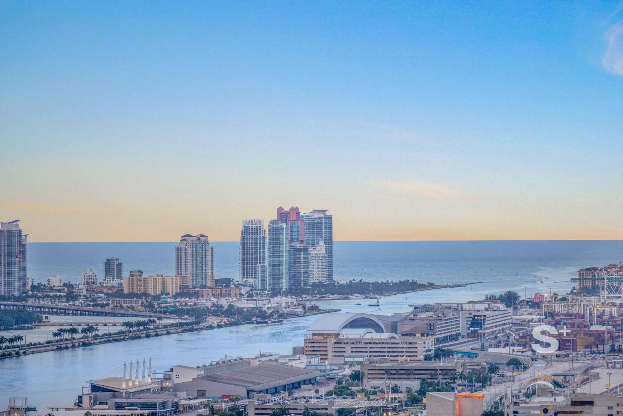 Stylish 2bd In Downtown With Stunning Skyline View Apartment *
