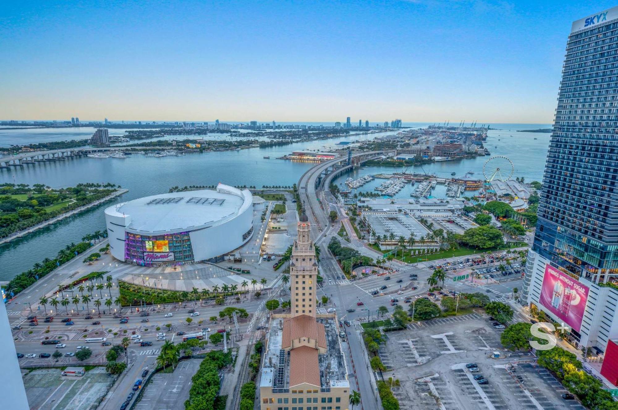 Stylish 2bd In Downtown With Stunning Skyline View Apartment *